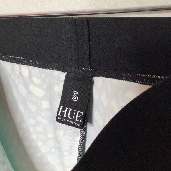 HUE Exposed Waistband Active Capri Size small - Picture 6 of 10
